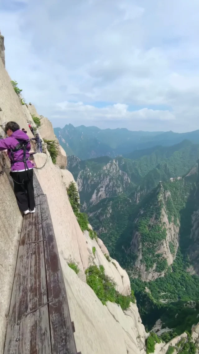 Тропа см*рти на горе Хуашань - самый опасный пеший маршрут в Китае! 😱

Это узкая деревянная платформа шириной всего 30-40 сантиметров, прикрученная болтами прямо к отвесной скале, на высоте около двух тысяч метров над уровнем моря. 😳

📍 Расположение: гора Хуашань, город Хуайинь, провинция Шэньси, Китай 🇨🇳 

Подпишись, чтобы получать топовые идеи для твоих путешествий! 🧳