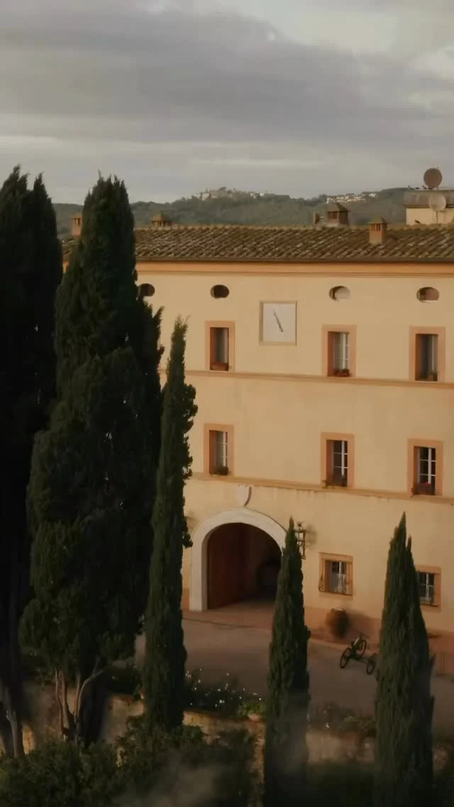 Самое обидное в дорогих отелях — не их цена, а переплата, о которой вы даже не догадываетесь.

🇮🇹 Одна и та же поездка в Италию.

Те же даты, те же отели, тот же уровень отдыха — но не 600 тысяч рублей, а 350 тысяч.

Разница — 250 тысяч рублей. 😳

Это реальный кейс нашей клиентки. Она летела с ребенком, хотела спокойную красивую поездку и выбрала Castello di Casole в Тоскане и Four Seasons Hotel Firenze.

Castello di Casole обычно выходил в $4978. 
У нее — $2987.

Four Seasons Hotel Firenze вместо $1597 вышел в $960.

Вот что важно: многие видят цену на привычных площадках, платят ее без сомнений и думают, что для таких отелей это просто норма.

Но часто это не норма, а обычная переплата. ❌

Те же отели могут стоить заметно дешевле через закрытые каналы бронирования. Без компромиссов по номеру, датам или качеству отдыха. ✅

Если у вас уже есть вариант отеля — напишите, проверим ваш маршрут. 📩