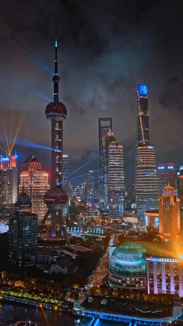 Шанхай — не тот город, где надо много тратить, чтобы получить вау. 😏

Тут легко кайфануть и без огромного бюджета.

Половина самых ярких мест в городе вообще бесплатные: 
Бунд, Шанхайский музей, Луцзяцзуй, Укан-роуд, Нанкин-роуд. 😍

А платные места — скорее как точечное “добавить впечатлений”, а не обязательная часть поездки: 
сад Юйюань — около 6 $, 
храм Цзинъань — 7 $, 
телебашня — 29 $, 
Диснейленд — 73 $.

И в этом, кажется, главная ошибка многих поездок: люди думают, что хороший отдых = много трат.

Хотя часто всё наоборот. 
Можно собрать насыщенный маршрут без лишних расходов — и потратить деньги только на то, что правда хочется.

С отелями, кстати, та же история. 
Один и тот же номер часто можно взять дешевле, если не бронировать первым попавшимся способом.

Если интересно — напишите, можем посмотреть ваш вариант. 🏨