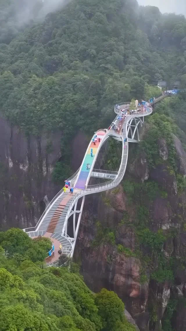 Иногда самое страшное в путешествии — не стеклянный мост над пропастью, а цена отеля, которую вы оплатили не глядя. 🫠

В роликах пугают «летающим поцелуем», почти вертикальной лестницей в небо и прозрачной тропой над обрывом в Китае.

Но в реальности у многих самый неприятный момент случается уже после бронирования:
когда через пару дней тот же номер стоит заметно дешевле.

И это не редкость, а обычная история.
Один и тот же отель, те же даты, тот же номер — но цена может отличаться очень сильно просто потому, что есть открытые тарифы, а есть закрытые каналы.

Именно на этом чаще всего и теряются деньги.
Не потому что отель дорогой.
А потому что человек бронирует первый нормальный вариант и не знает, что можно было взять тот же номер на 30–50% дешевле.

Поэтому перед поездкой лучше проверить цену ещё раз.
Иногда такая проверка экономит больше, чем кажется.

Если планируете Китай или любую другую поездку — можем посмотреть ваш вариант.
Напишите, проверим ваш отель. 📩