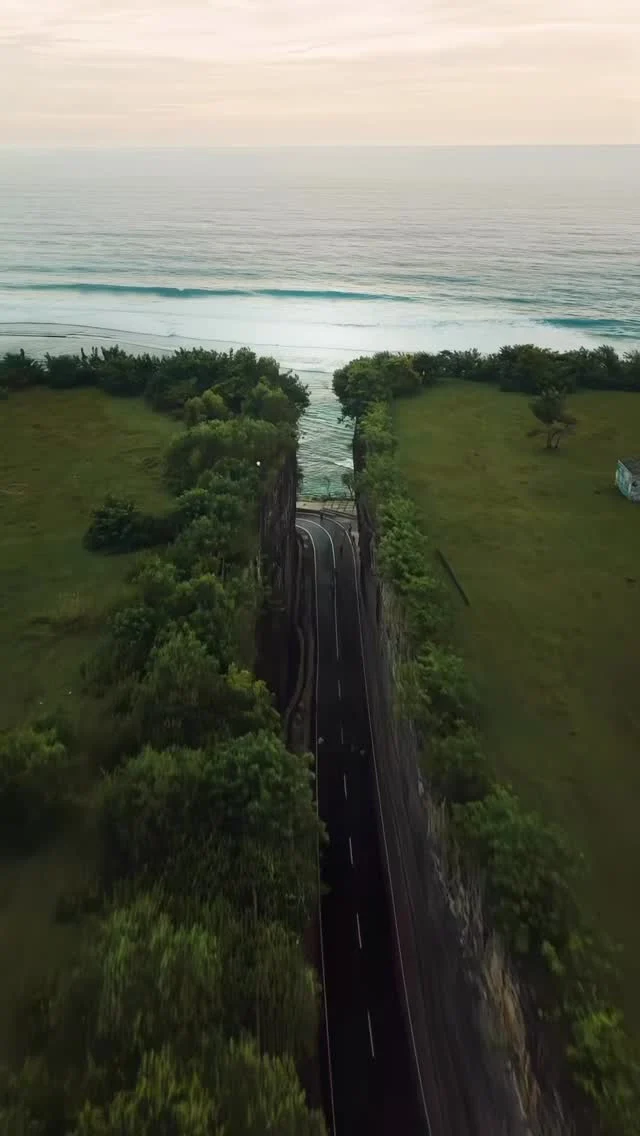 На Бали есть место, где закат легко переигрывает все планы на день. 🌅

Улувату часто советуют “просто посмотреть храм”.
Но едут туда не за храмом.

Едут за моментом, когда стоишь на краю скалы над океаном, небо начинает менять цвет, внизу шумят волны, а рядом начинается кечак — тот самый балийский танец с хором, от которого реально мурашки. 😍

Это не история из разряда “красиво на фото”.
Это тот случай, когда вживую сильнее в несколько раз. 🔥

И да, у Улувату есть свой характер:
пока вы смотрите на закат как заворожённые, местные обезьяны уже смотрят на ваши очки, телефон и всё, что плохо лежит. 😂

Так что план простой:
приехать к вечеру, ничего не выпускать из рук и просто дать этому месту сработать.

Если были в Улувату — скажите честно, закат там правда один из лучших на Бали? ❤️‍🔥